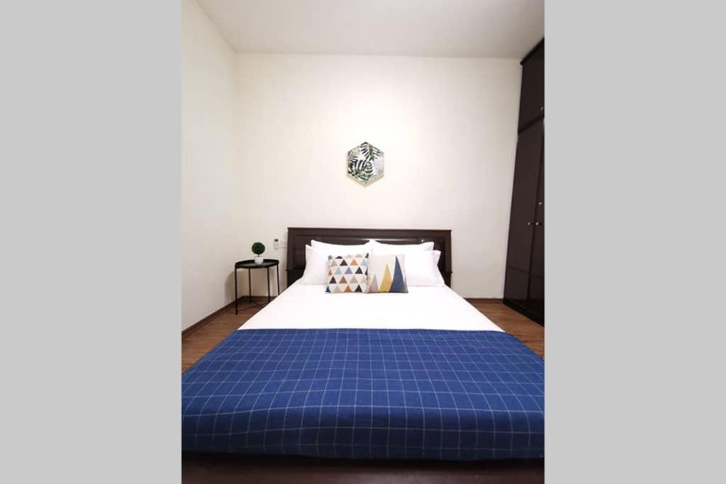 Ees Whale House - Homestay 3 Min Walk To Beach 바투 페링기 외부 사진