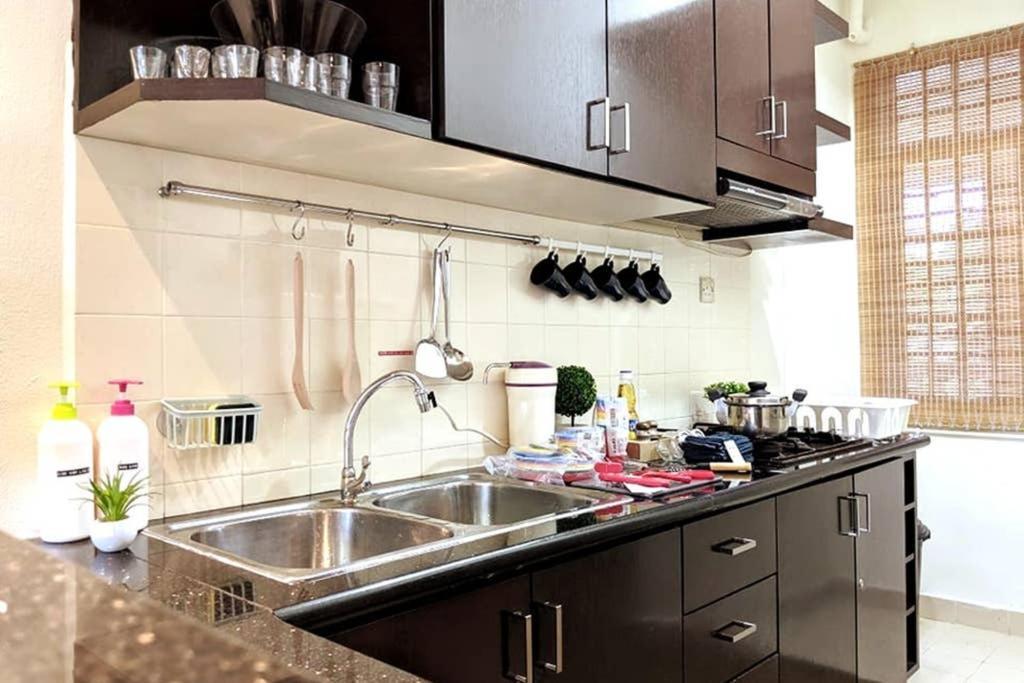 Ees Whale House - Homestay 3 Min Walk To Beach 바투 페링기 외부 사진